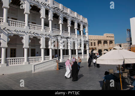 Balade et shopping dans la vieille ville de Doha, au Qatar Banque D'Images