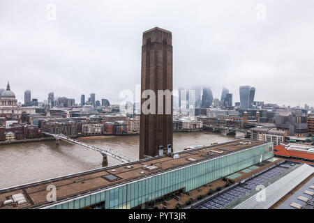 Une vue sur les toits de Londres avec le Millenium Bridge,Southbank Tower et St.Pauls Cathedral à Londres, Angleterre, Royaume-Uni Banque D'Images
