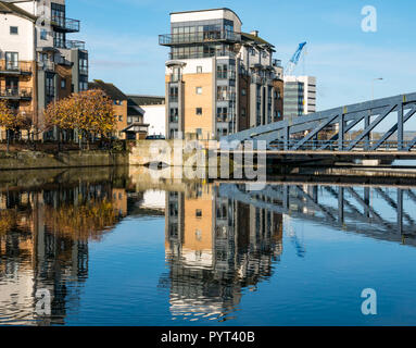 Bloc d'appartements modernes de développement et Victoria fer à repasser pont tournant, reflétée dans l'eau de la rivière, le Port de Leith, Leith, Edinburgh, Ecosse, Royaume-Uni Banque D'Images