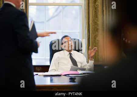 Le président Barack Obama est informé avant de faire des appels téléphoniques avec les dirigeants étrangers dans le bureau ovale 1/26/09. Banque D'Images