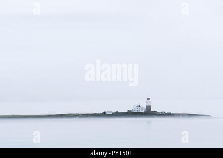 Coquet, l'île de la côte de Northumberland, près de l'amble, sur un jour nuageux, brumeux, Angleterre Banque D'Images