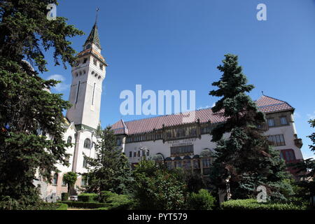 La culture palace construit en 1911 en style sécessionniste près de la tour de l'immeuble du Conseil de comté à Targu Mures, Transylvanie, Roumanie Banque D'Images