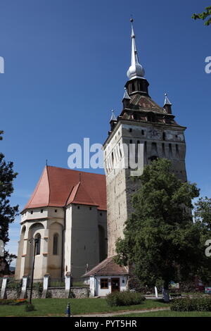 L'église fortifiée et tour dans le village de Saxon en Transylvanie, Roumanie Saschiz Banque D'Images