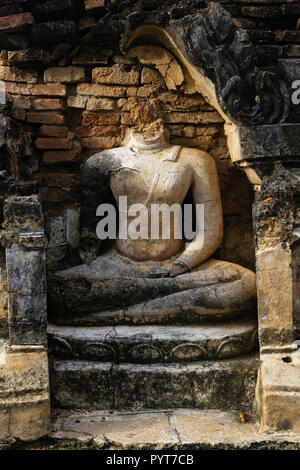 Ruines de l'ancienne statue de bouddha sukhothai au site du patrimoine mondial de l'Unesco ou du parc historique de Sukhothai, Thaïlande, province de Sukhothai Banque D'Images