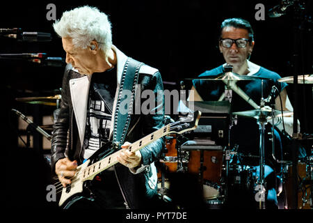 U2 joue O2 Arena le mardi 23 octobre 2018 s'est tenu à l'O2 Arena, Londres. Photo : Adam Clayton, Larry Mullen Jr.. Photo par Julie Edwards. Banque D'Images