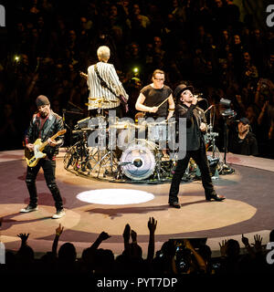 U2 joue O2 Arena le mardi 23 octobre 2018 s'est tenu à l'O2 Arena, Londres. Sur la photo : jouant dans tyhe rond sur une étape secondaire, d'immenses écrans indiquent la capacité de la bande au-dessus de la foule, Bono, the Edge, Adam Clayton, Larry Mullen Jr. . Photo par Julie Edwards. Banque D'Images