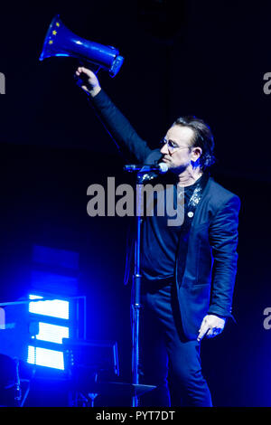 U2 joue O2 Arena le mardi 23 octobre 2018 s'est tenu à l'O2 Arena, Londres. Sur la photo : Bono, Paul David Hewson. Photo par Julie Edwards. Banque D'Images