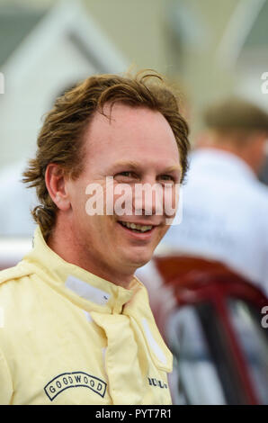 Red Bull Christian Horner, directeur principal de l'équipe de course de Formule 1. Ready to Race une voiture classique à la Goodwood Revival en salopettes, combinaisons de course course Banque D'Images