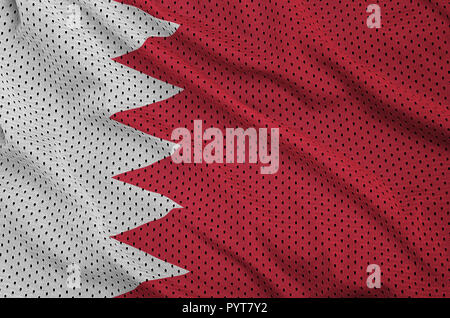Drapeau Bahreïn imprimé sur un tissu maille nylon polyester sportswear avec certains plis Banque D'Images