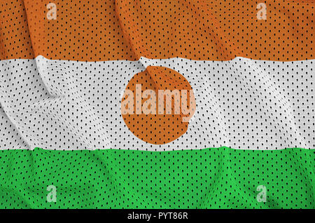 Drapeau Niger imprimé sur un tissu maille nylon polyester sportswear avec certains plis Banque D'Images