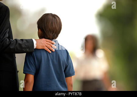 Vue arrière d'un garçon debout à côté de son père. Banque D'Images