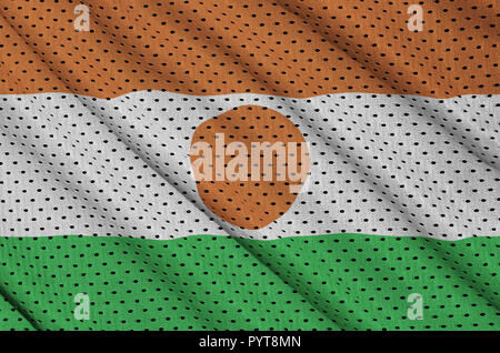 Drapeau Niger imprimé sur un tissu maille nylon polyester sportswear avec certains plis Banque D'Images