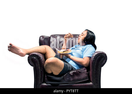 Gros homme asiatique snacking beignets sur la table isolated over white background. Fat Man concept de régime Banque D'Images