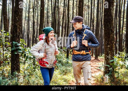 Jeune couple asiatique les randonneurs avec sac à dos marche sur chemin forestier Banque D'Images