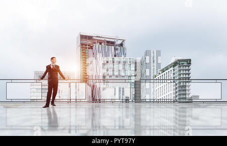 Lever du soleil au-dessus des gratte-ciel et homme d'affaires face à de nouveaux jours Banque D'Images