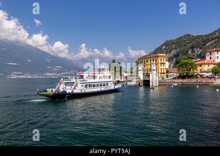 L'approche du port de ferry sur le lac de Côme Varenna, Italie Banque D'Images