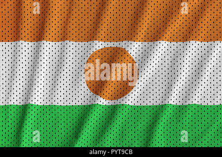 Drapeau Niger imprimé sur un tissu maille nylon polyester sportswear avec certains plis Banque D'Images