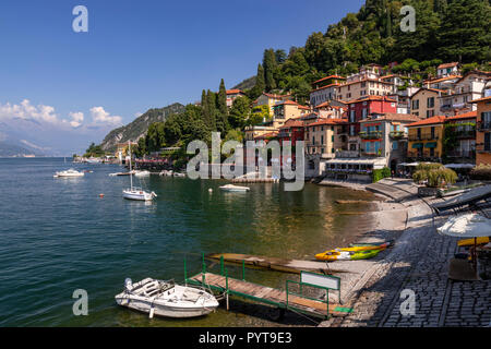 Bateaux amarrés à Varenna sur le lac de Côme en Italie du nord Banque D'Images