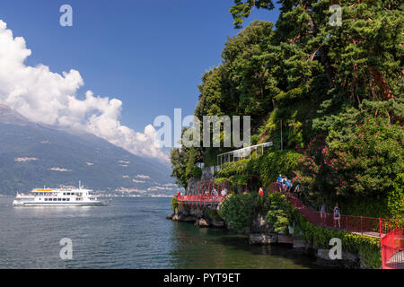 L'approche du port de ferry sur le lac de Côme Varenna, Italie Banque D'Images