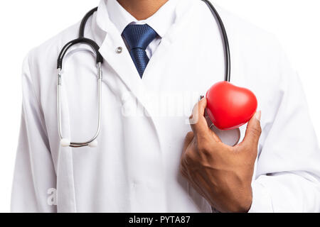 Indian male medic mise en forme de coeur rouge sur la poitrine que la cardiologie concept isolated on white Banque D'Images