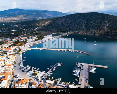 Vue aérienne d'Ermioni Marina en mer Égée, Grèce. Banque D'Images