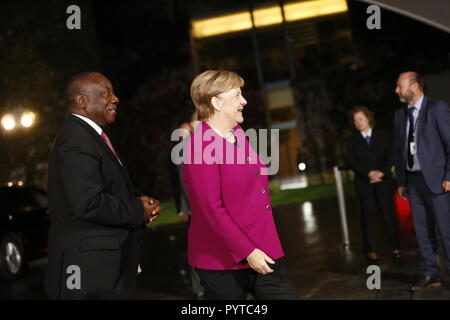 Berlin, Allemagne. 29 Oct, 2018. Angela Merkel bienvenue au président de la République d'Afrique du Sud, Cyril Ramaphosa sur le tapis rouge dans la cour de la chancellerie fédérale. Credit : Simone Kuhlmey/Pacific Press/Alamy Live News Banque D'Images