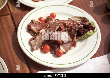 Près de la plaque de contreplaqué pastrami arrangement sur table du petit déjeuner Banque D'Images