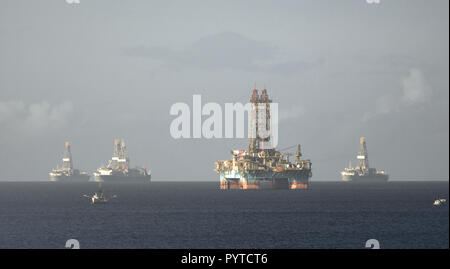 De forage et des navires de forage à Chaguaramas Bay, Trinité-et-Tobago qui travaillent sur des projets de l'industrie pétrolière en mer. Banque D'Images
