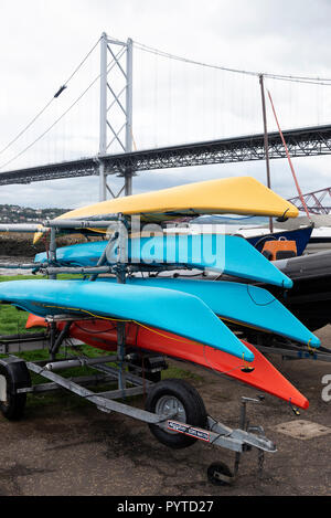 Les kayaks sur une remorque à Port Edgar à South Queensferry Edinburgh Firth of Forth en Écosse Royaume-Uni UK Banque D'Images