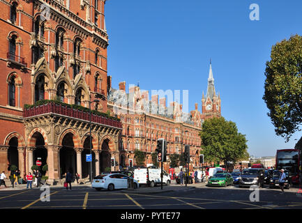 La gare St Pancras et de trafic sur Euston Road, London, England, UK Banque D'Images