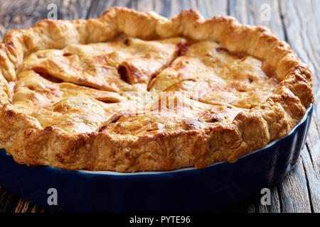 Délicieux fraîchement préparés maison tarte aux pommes classique américain sur une vieille table rustique, vue de dessus, close-up Banque D'Images