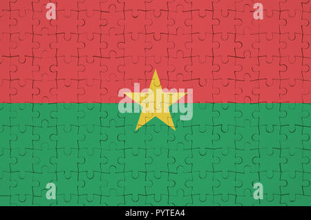 Drapeau du Burkina Faso est représenté sur un casse-tête pliée Banque D'Images