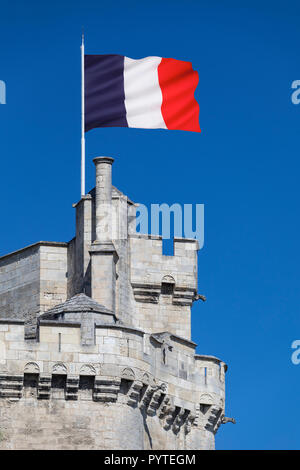 Le drapeau national de la tour de la Tour de la lanterne dans le port de La Rochelle en Charente-Maritime. Banque D'Images