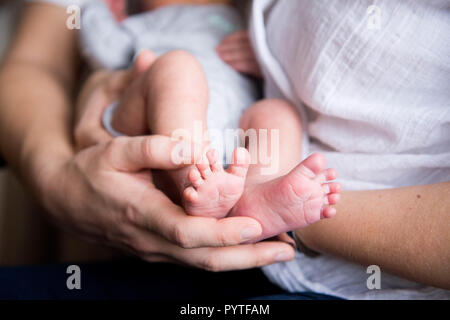 Baby Cute mains naissance nouveau-né Banque D'Images