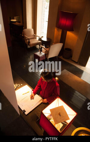 Serveuse de restaurant haut de gamme remplissant la vue de l'optique ci-dessus Banque D'Images