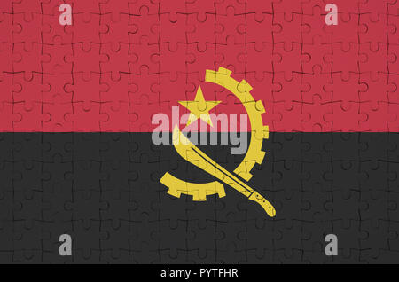 Drapeau de l'Angola est représenté sur un casse-tête pliée Banque D'Images