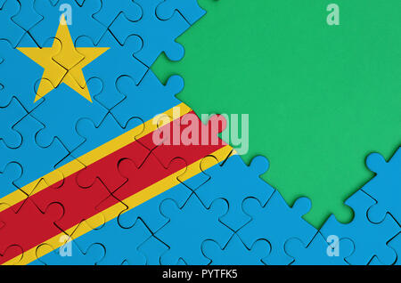 République démocratique du Congo drapeau est représenté sur un puzzle avec copie espace vert sur le côté droit. Banque D'Images