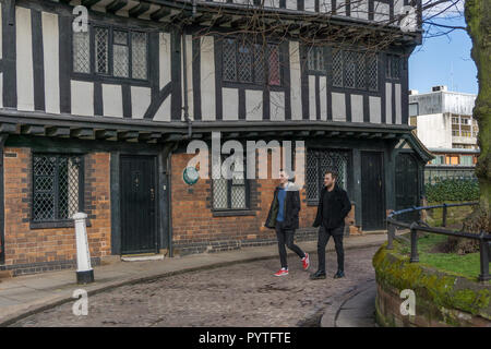 15e siècle Lychgate Cottages, nommé d'après la porte d'où une fois entré dans les funérailles cimetière Holy Trinity, Coventry, West Midlands, Royaume-Uni Banque D'Images