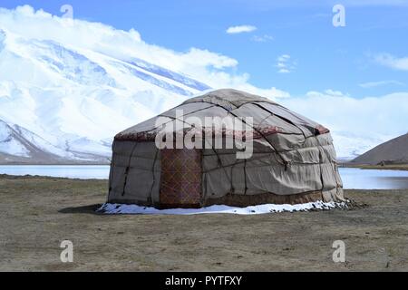 Kirgiz yourte sur les rives du lac Karakul dans Karakorum Highway, Xinjiang, Chine Asie Banque D'Images
