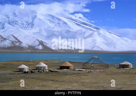 Kirgiz yourte sur les rives du lac Karakul dans Karakorum Highway, Xinjiang, Chine Asie Banque D'Images