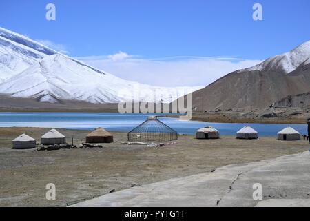 Kirgiz yourte sur les rives du lac Karakul dans Karakorum Highway, Xinjiang, Chine Asie Banque D'Images