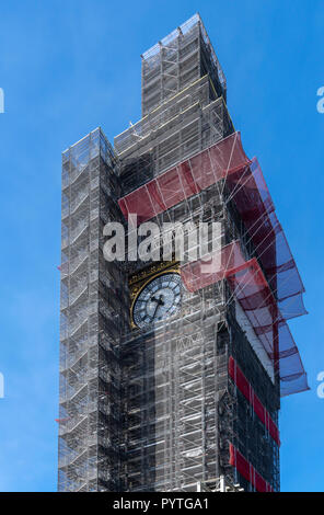 Elizabeth Tower at les chambres du Parlement. Communément appelée Big Ben, qui est en fait le nom de la cloche de la tour de l'horloge. Couverts dans les échafaudages. Banque D'Images
