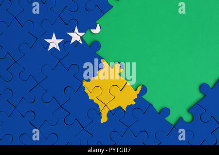 Drapeau du Kosovo est représenté sur un puzzle avec copie espace vert sur le côté droit. Banque D'Images