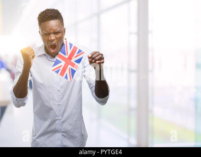 Young african american man United Kingdom flag contrarié et frustré de crier avec colère, fou et hurlant de main levée, la colère concept Banque D'Images