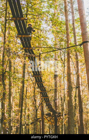 Tree Top trail. chemin dans le stress. Les sports actifs. Les loisirs. Scènes d'automne. Banque D'Images