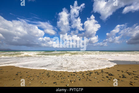 Plage méditerranéenne avec des pierres sur l'île de Chypre près de Polis Banque D'Images