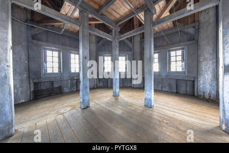 GRONINGEN, Pays-Bas - Sep 17, 2016 : l'intérieur de la tour en bois de l'aa l'église avec poutres massives et d'épaisseur du bois. Windows sont offrant un g Banque D'Images