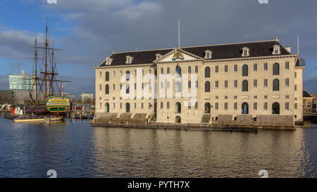 AMSTERDAM, Pays-Bas - 29 décembre 2016 : le célèbre musée maritime ou Scheepvaartmuseum dans le site du patrimoine mondial de l'Unesco d'Amsterdam Banque D'Images