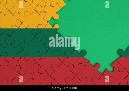 Drapeau de la Lituanie est représenté sur un puzzle avec copie espace vert sur le côté droit. Banque D'Images