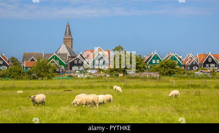 Panorama de Dutch Village traditionnel avec des maisons et église en bois coloré avec des moutons sur l'avant-plan sur l'île de Marken dans l'Ijsselmeer ou Banque D'Images